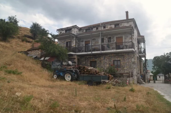 Ο παραδοσιακός ξενώνας του Αγίου Αχιλλείου