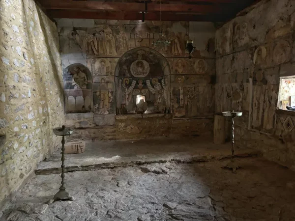 Το εσωτερικό του παρεκκλησίου της Παναγίας στο νησί Αγίου Αχιλλείου, Μικρή Πρέσπα