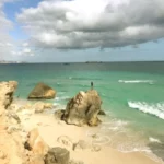 αγναντεύοντας την αραβική θάλασσα από βράχο στην παραλία φαζάγια στο νότιο ομάν