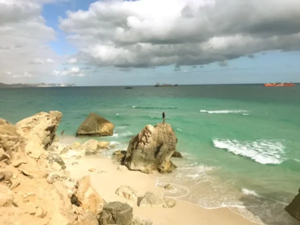 αγναντεύοντας την αραβική θάλασσα από βράχο στην παραλία φαζάγια στο νότιο ομάν