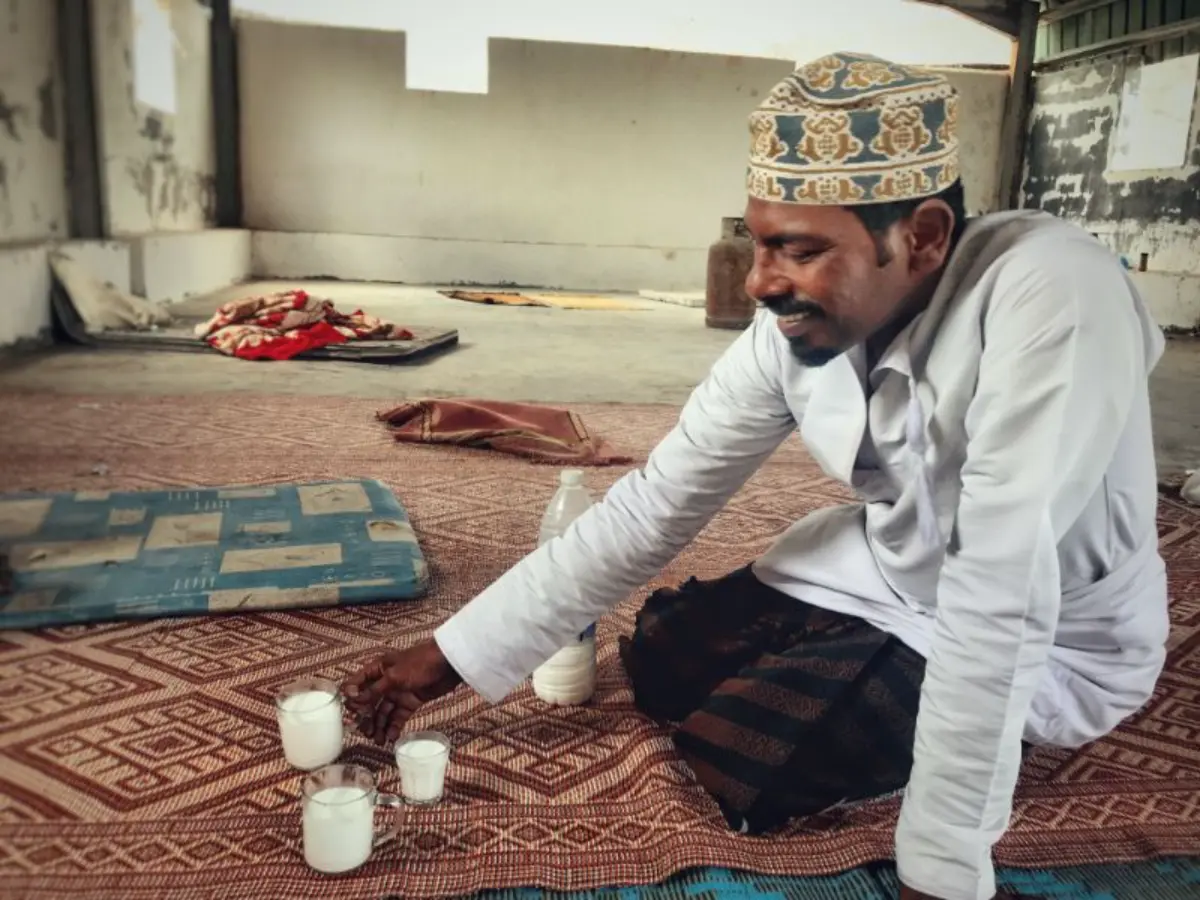 άραβας σερβίρει γάλα καμήλας