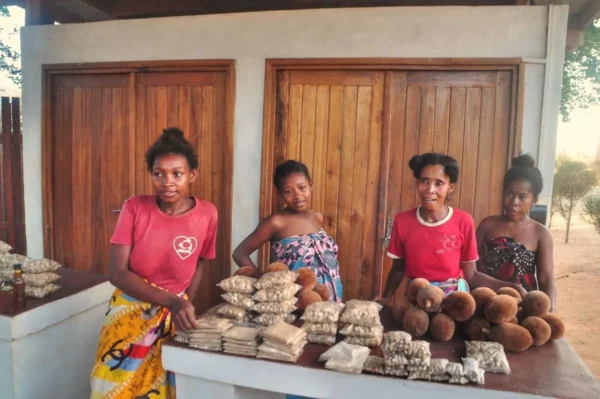 Femmes malgaches vendant des noix de baobab à l’Avenue des Baobabs