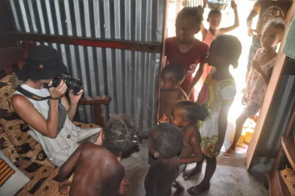 Enfants découvrant un appareil photo pour la première fois