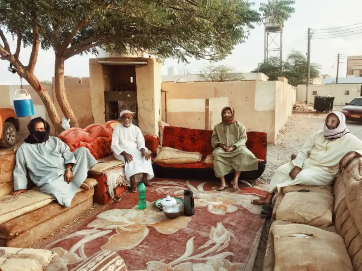 καναπέδες και χαλί σε ανοιχτό χώρο σε πόλη του ομάν