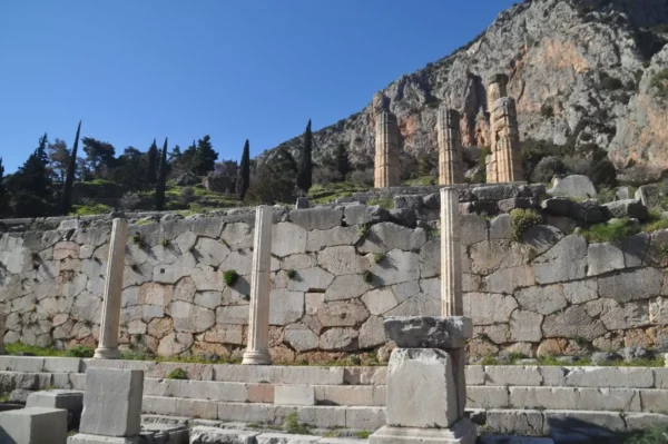 The Polygonal Wall in delphi archeological site