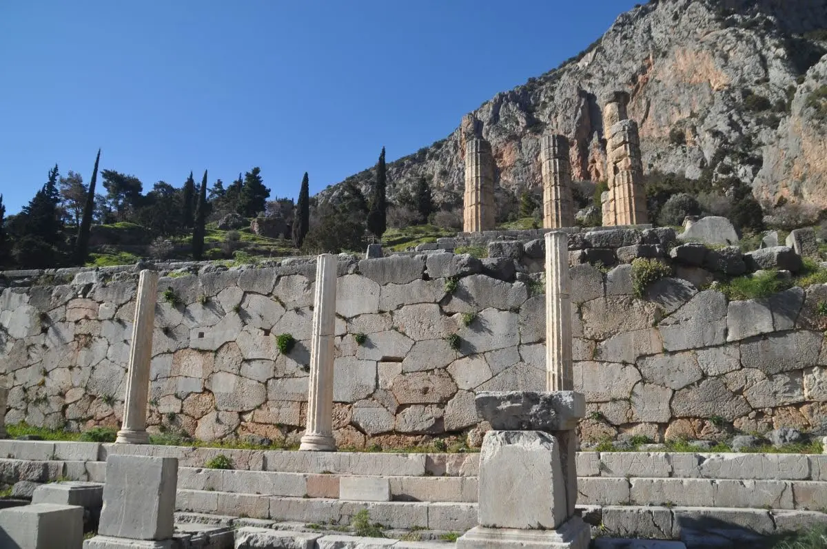 The Polygonal Wall in delphi archeological site