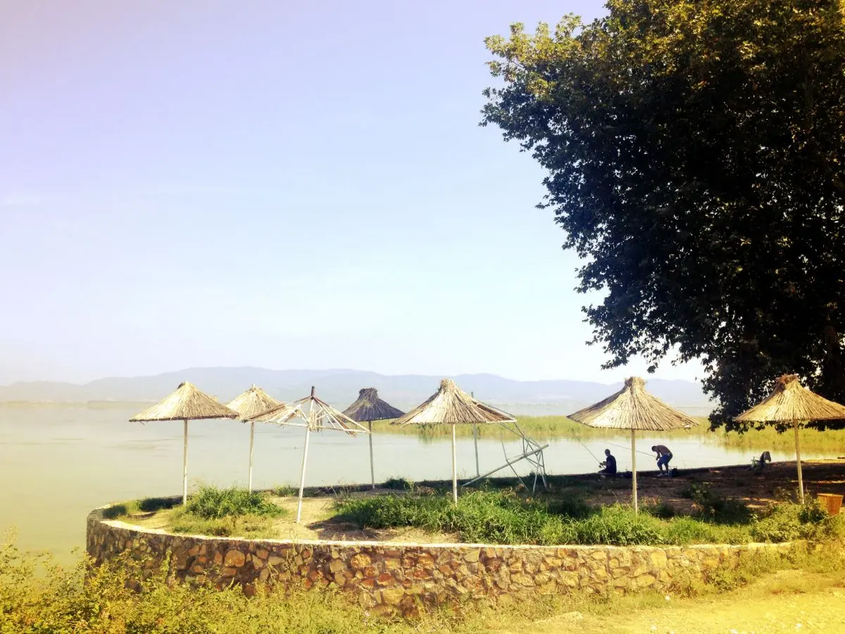 Στην δυτική όχθη της λιμνης Δοϊράνης