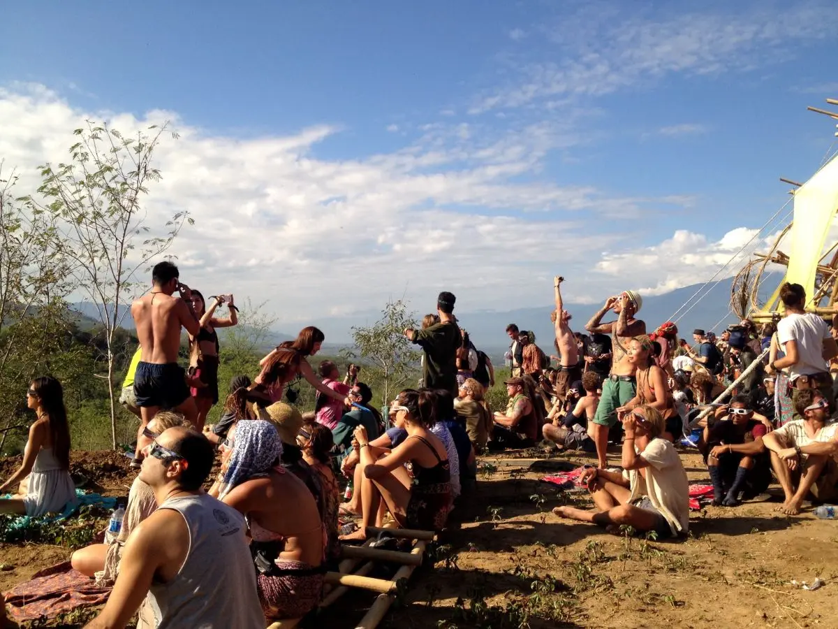 έκλειψη ηλίου σε πάρτι psytrance