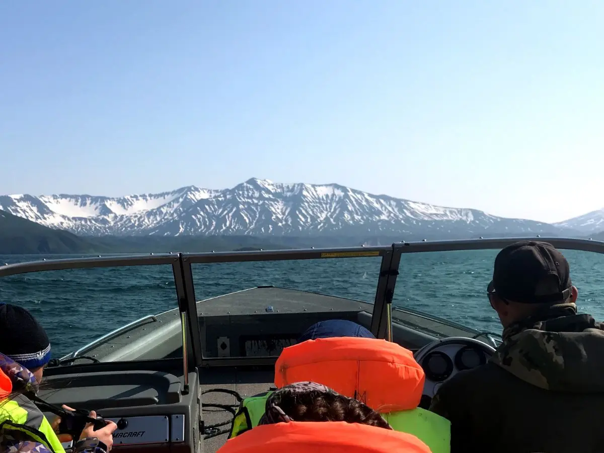 Εν πλω προς τον όρμο του Εταμίνκ με ταχύπλοο στην Ρωσία