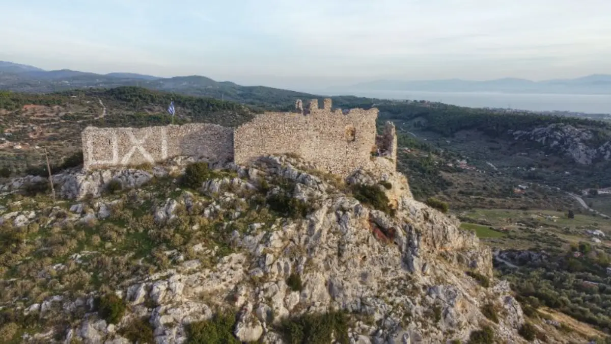 οχι, no in greek, written on the wall of medieval castle on evia island