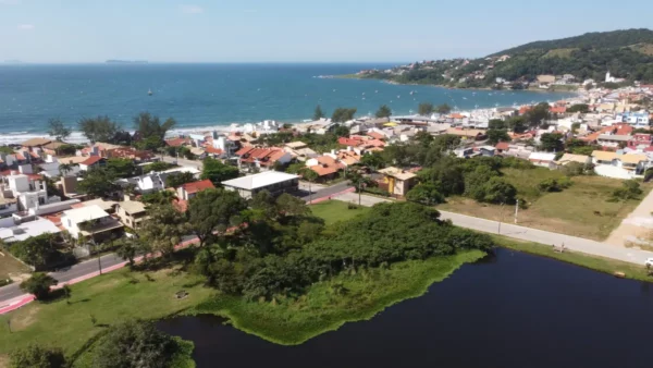Vista aérea da cidade de Garopaba em Santa Catarina, Brasil