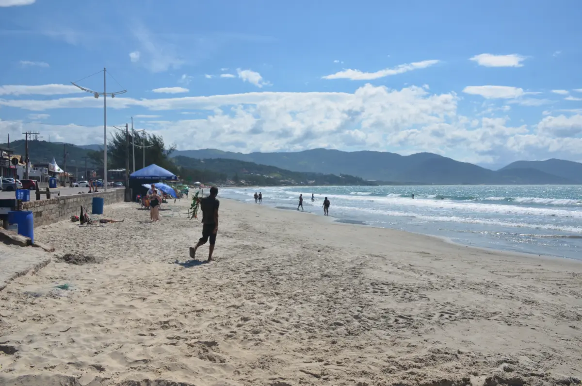 Praia de Garopaba em uma tarde ensolarada