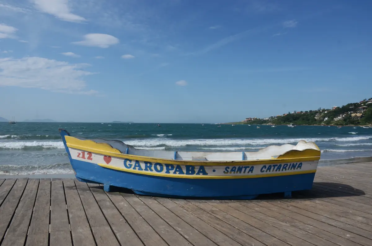 Barco de pesca usado como letreiro de boas-vindas em Garopaba, Santa Catarina