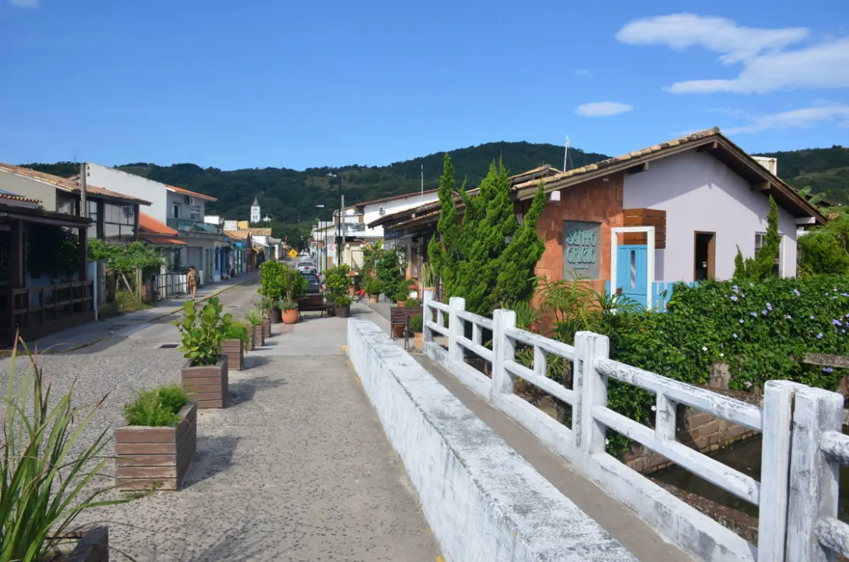 Rua principal do centro histórico de Garopaba, Santa Catarina