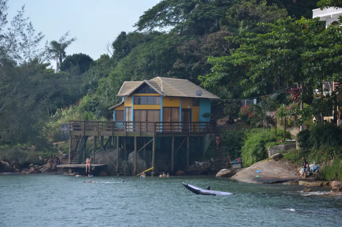 Casinha de madeira elevada no centro histórico de Garopaba, Brasil