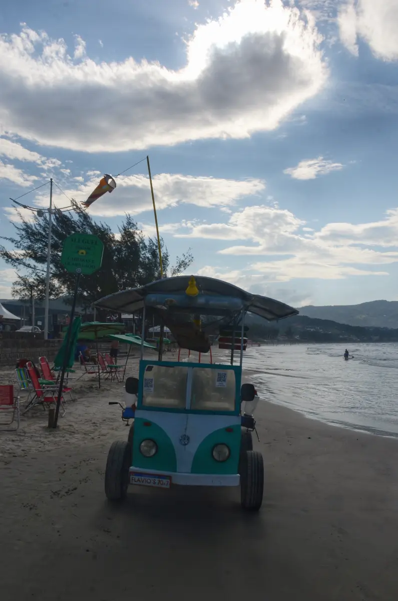 Carrinho-bar em forma de kombi na praia de Garopaba, Brasil