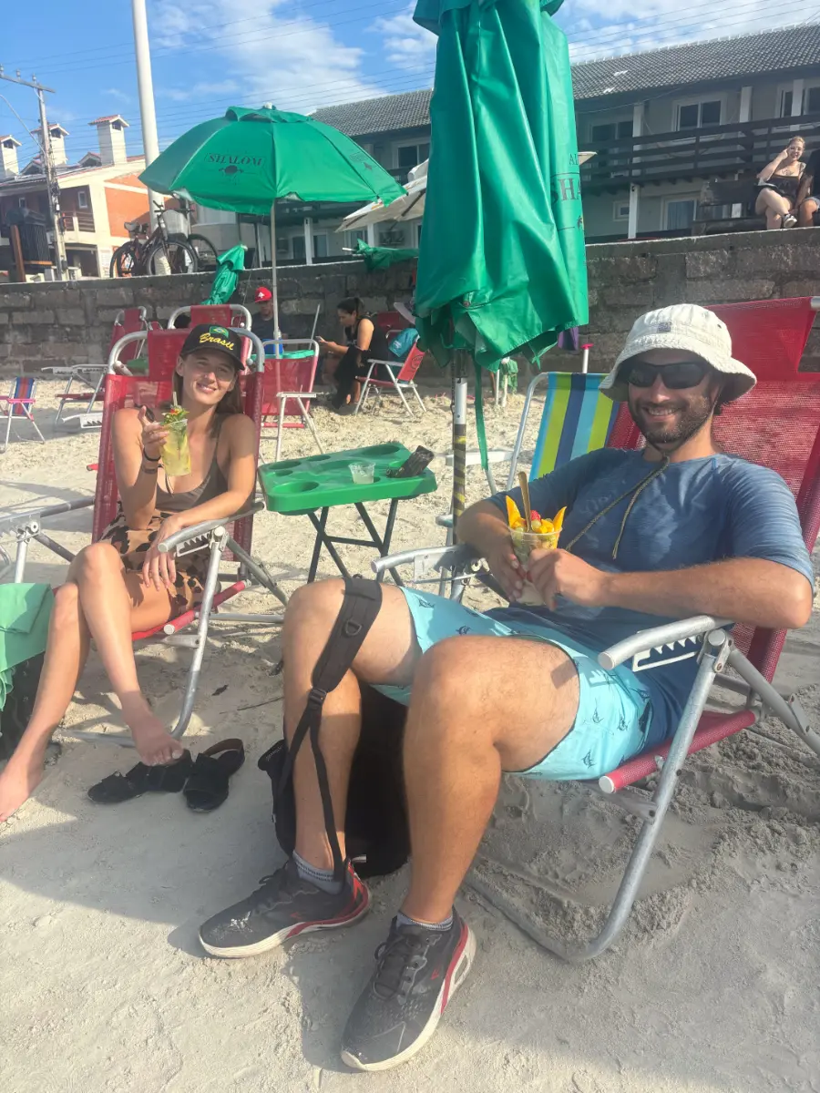 Casal tomando drinks na praia de Garopaba, Santa Catarina