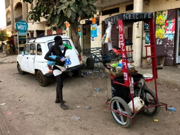 Άστεγος και φορητή καφετέρια στο καολάκ της σενεγάλης