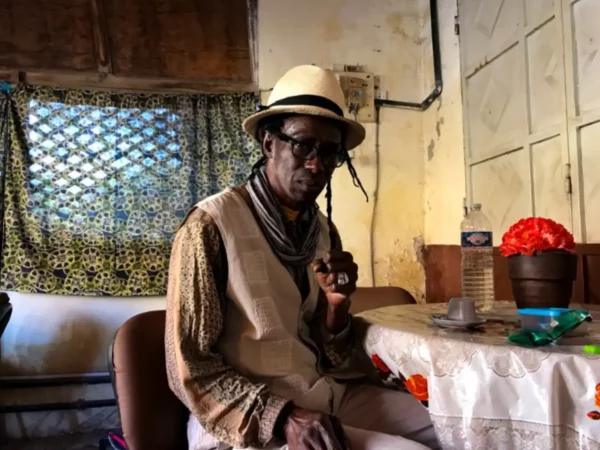 σενεγαλέζος ιδιοκτήτης πανδοχείου