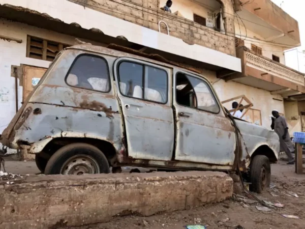 σαραβαλιασμένο αμάξι στην αφρική