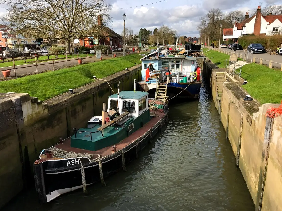 Ρυμουλκώντας σκάφος μέσω του lock, φράγμα αυξομείωσης στάθμης στο Λονδίνο