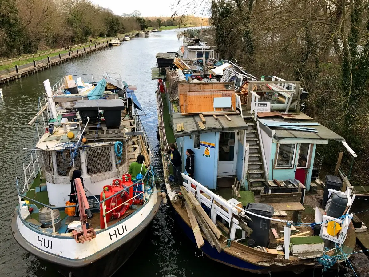 σκάφη σπίτια στον τάμεση του Λονδίνου