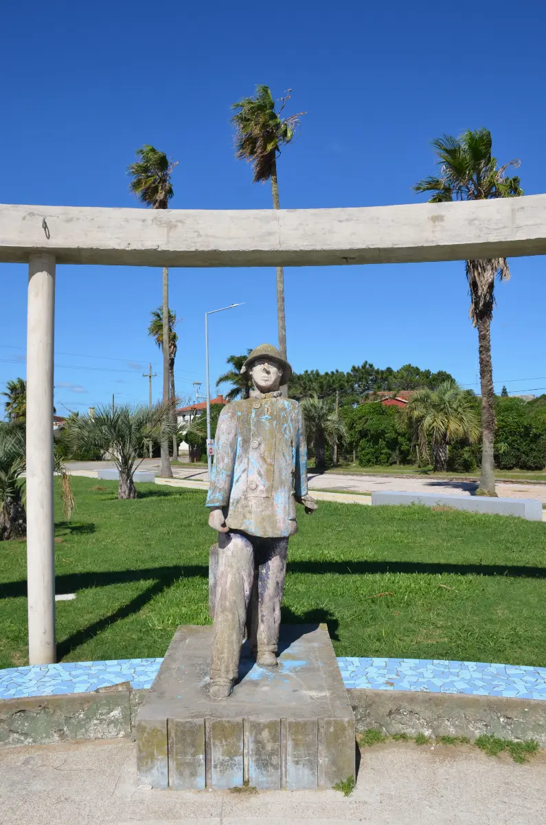 Statue of a fisherman in la paloma