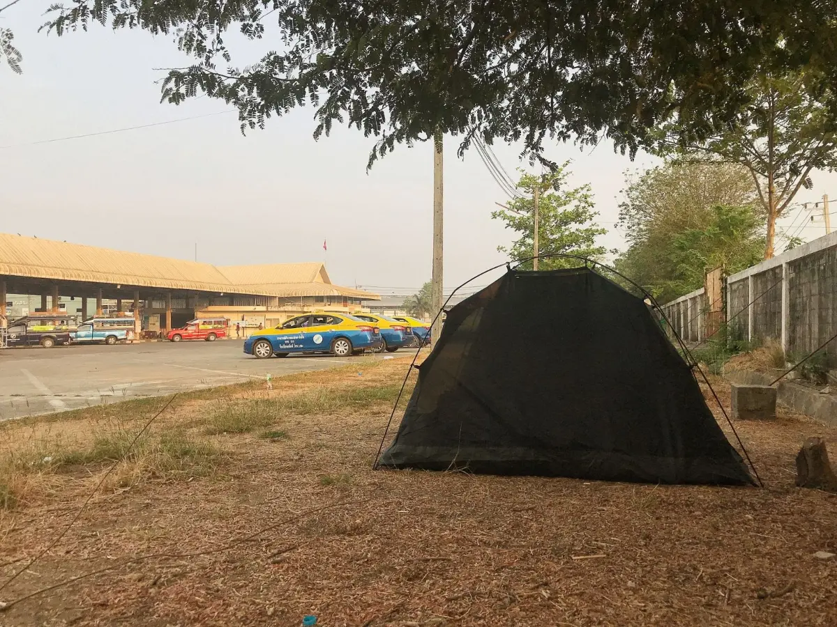 κατασκήνωση σε λεωφορειακό σταθμό στην ταιλάνδη