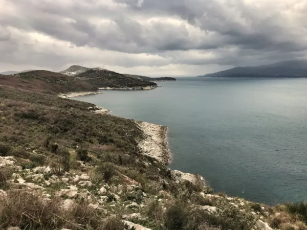 Πεζοπορώντας απέναντι από την Κέρκυρα