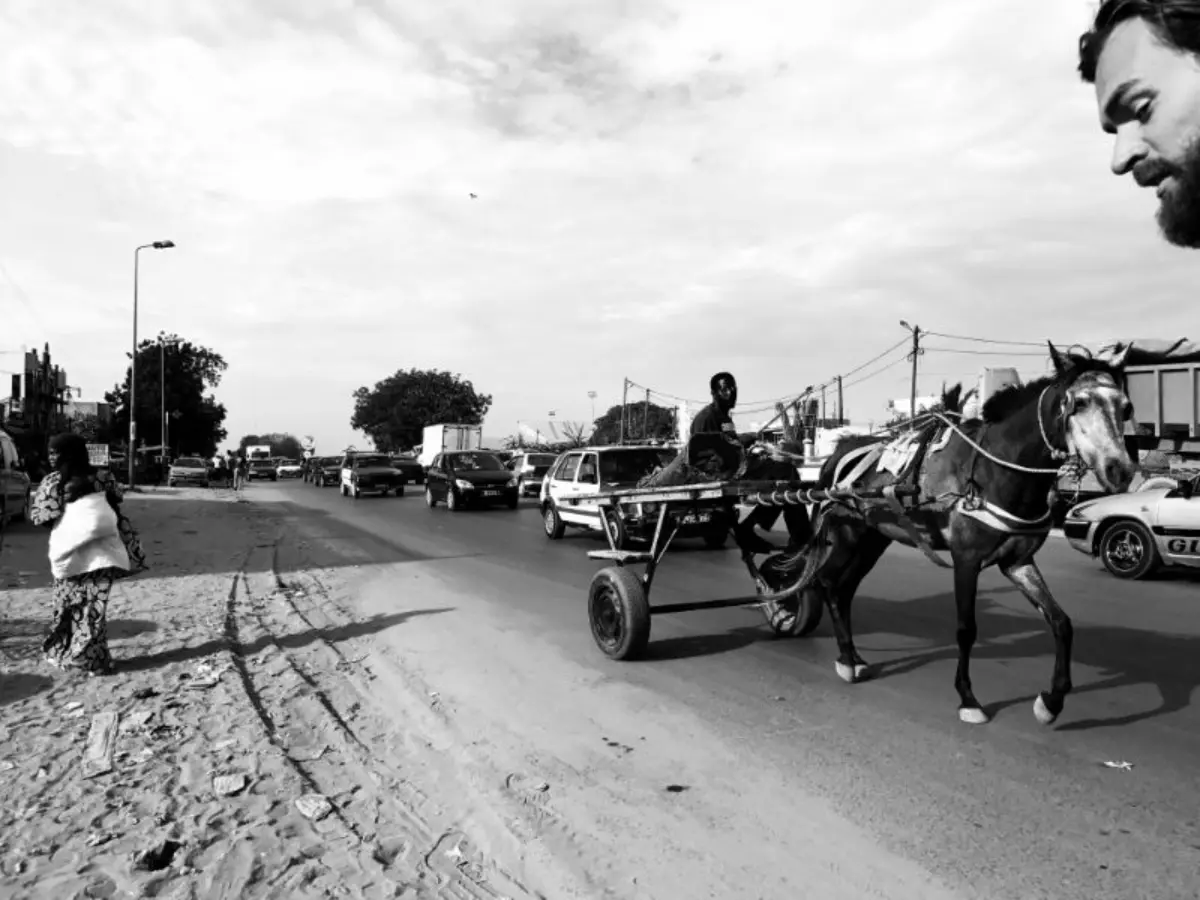 Βαδίζοντας στους δρόμους του Μπουρ σενεγάλη