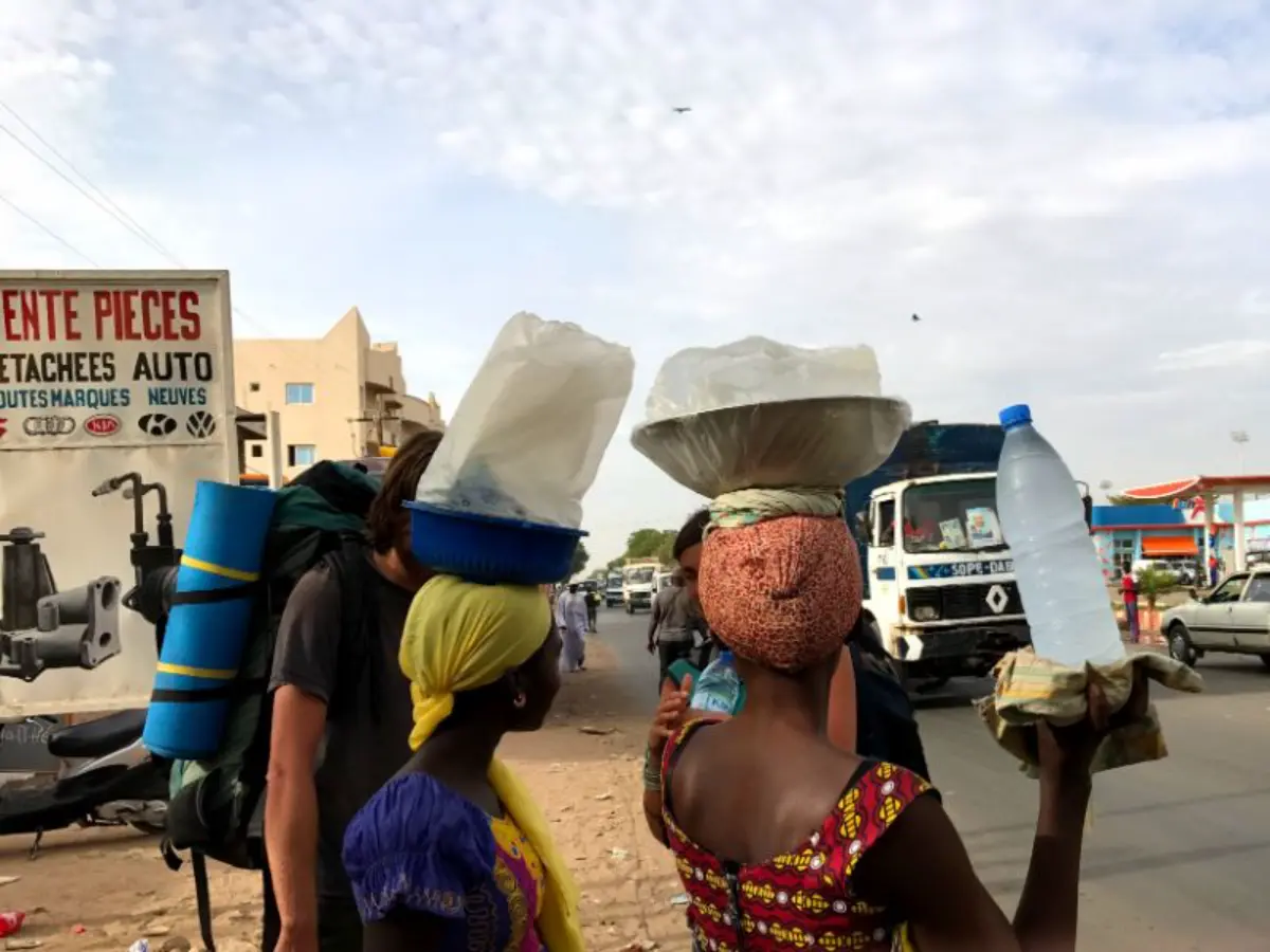 Γυναίκες κουβαλώντας καλούδια επί κεφαλής στο μπουρ της σενεγάλης