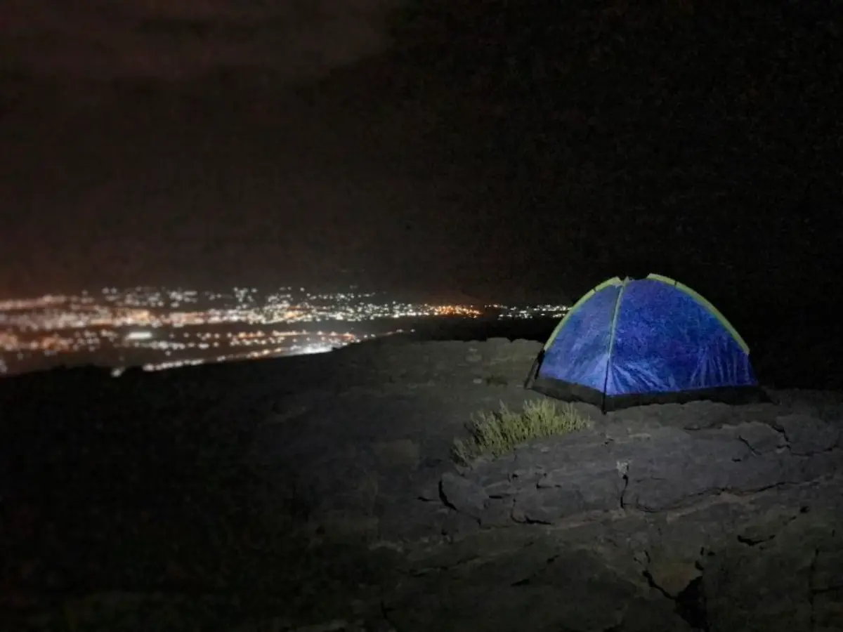 σκηνή πάνω από φώτα πόλης την νύχτα