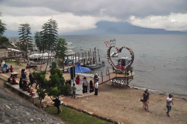 photoshoot heart in Panajachel lake shore of lake atitlan