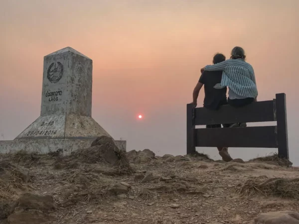 Χαζεύοντας το ηλιοβασίλεμα από την κορυφή του όρους Φουτσιφά βόρεια ταϊλάνδη