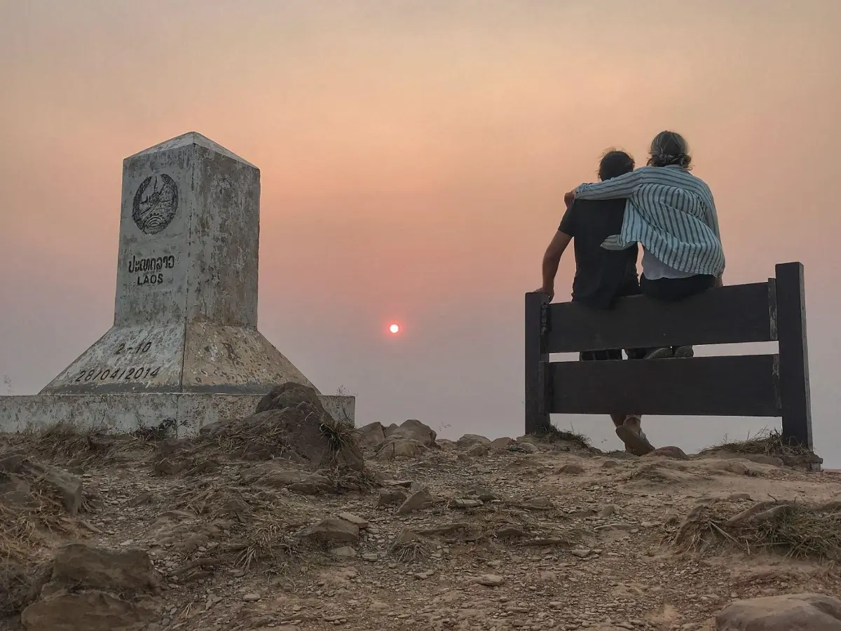 Χαζεύοντας το ηλιοβασίλεμα από την κορυφή του όρους Φουτσιφά βόρεια ταϊλάνδη