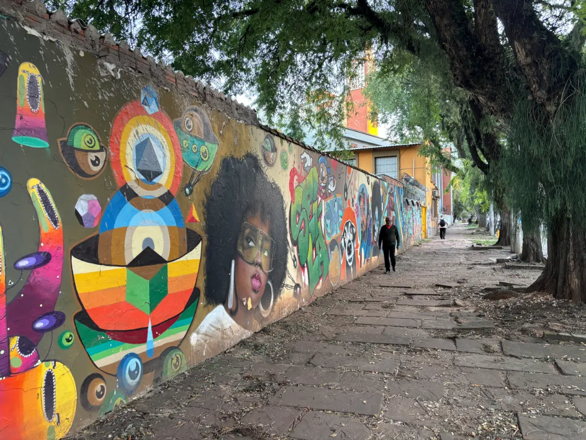 Murais coloridos de menina e formas geométricas no centro de Porto Alegre, Brasil
