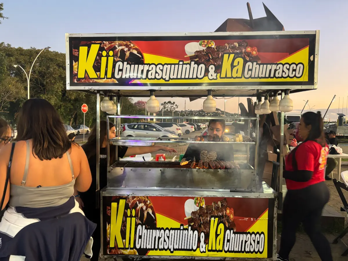 Barraca de espetinhos na orla do Guaíba, Porto Alegre