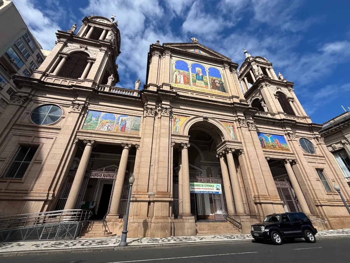Catedral Metropolitana de Porto Alegre vista de frente, com torres gêmeas e cúpula