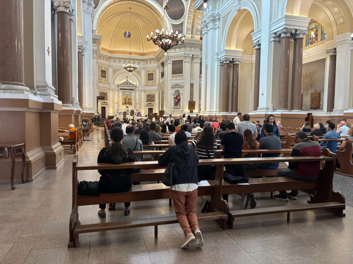 Interior da Basílica durante a missa dominical em Porto Alegre