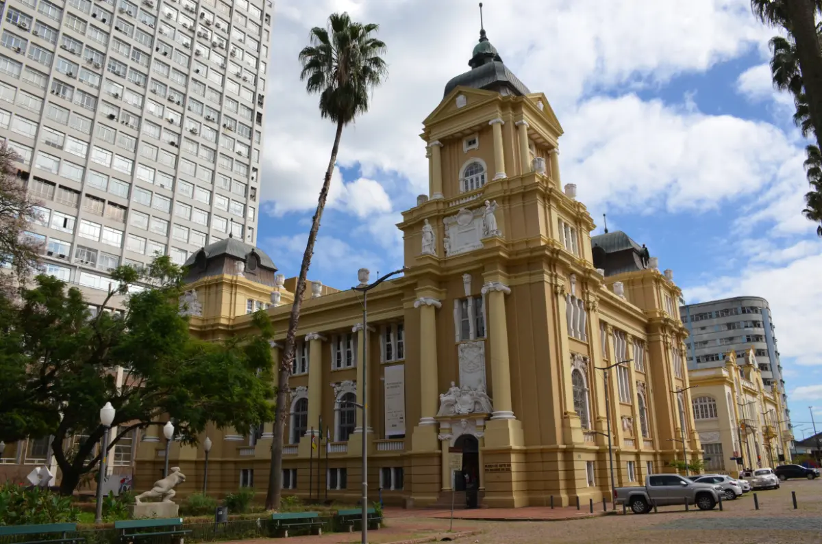 Fachada do Museu de Arte do RS na Praça da Alfândega em Porto Alegre