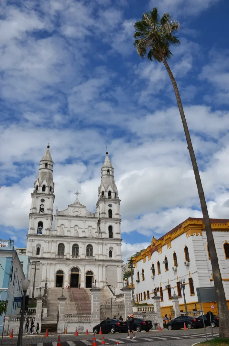 Fachada branca e escadaria da Basílica Nossa Senhora das Dores em Porto Alegre