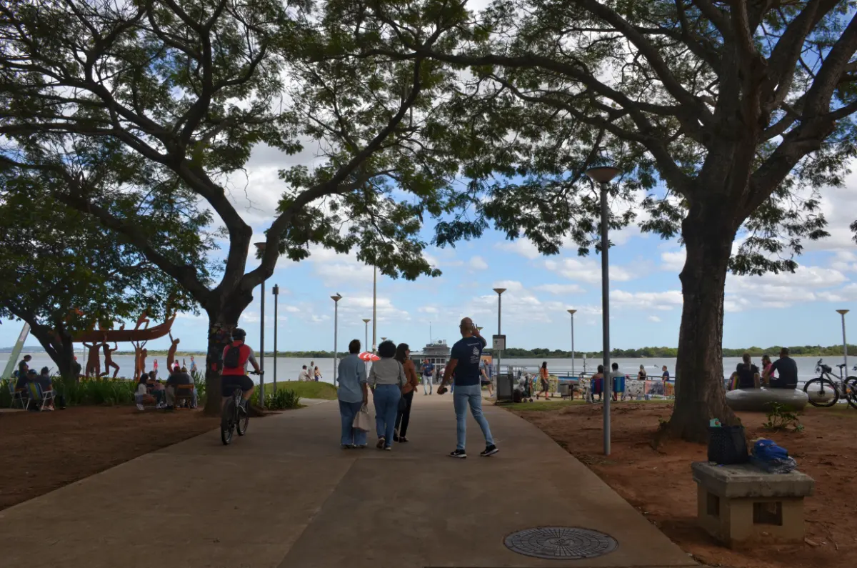 Parque à beira da Praia do Gasômetro na orla do Guaíba em Porto Alegre