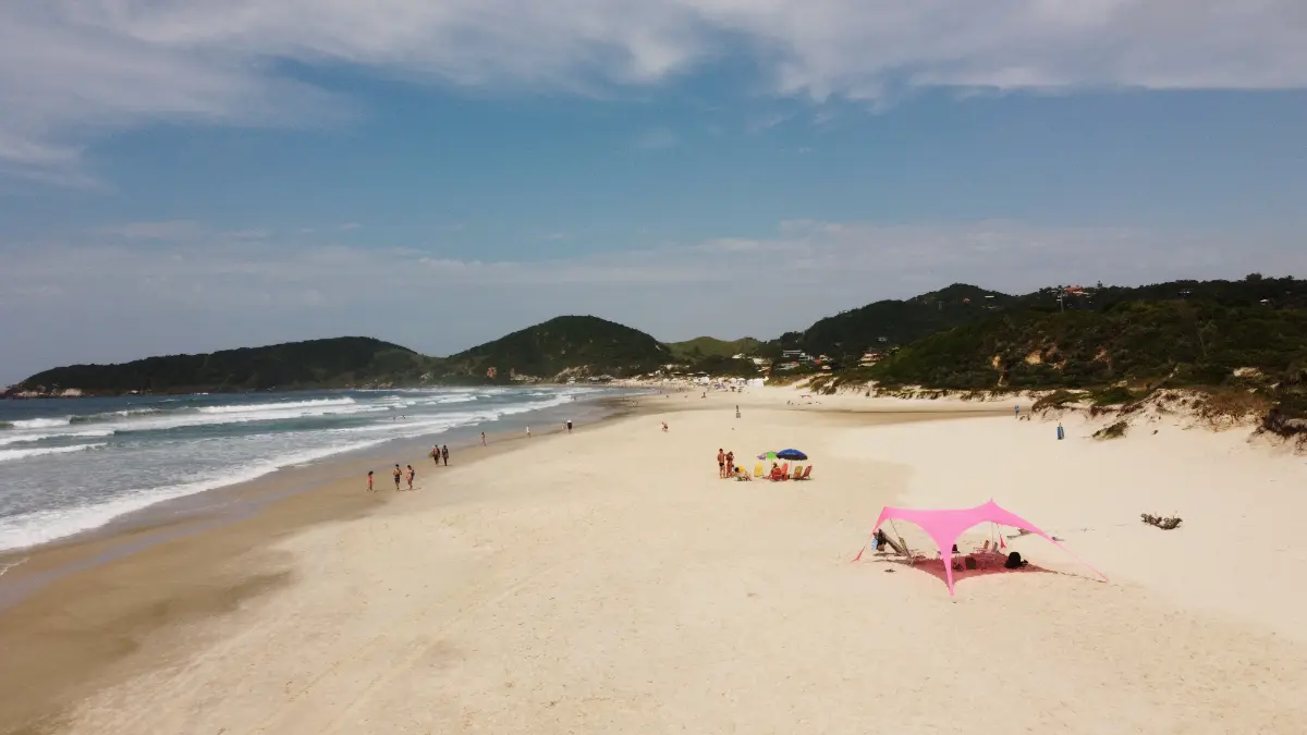 toldo rosa de praia em Rosa Norte, Praia do Rosa, Brasil