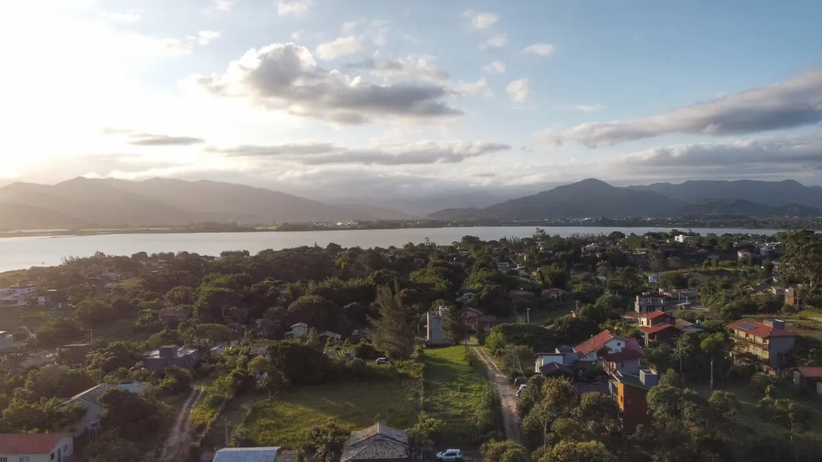 Vista do pôr do sol sobre a lagoa a partir do terraço do Lugar ao Sol, na Praia do Rosa, Brasil