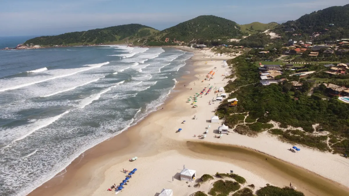 Vista aérea da Praia do Rosa em Santa Catarina, Brasil