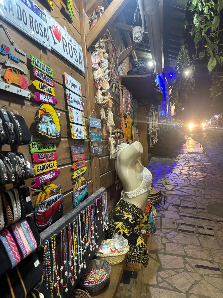 Loja de decoração e lembrancinhas na Praia do Rosa