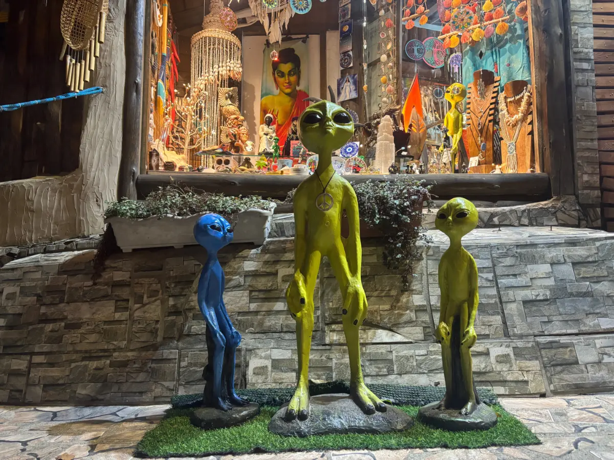 estatuetas de alienígenas verdes e azuis com dois dedos na Praia do Rosa