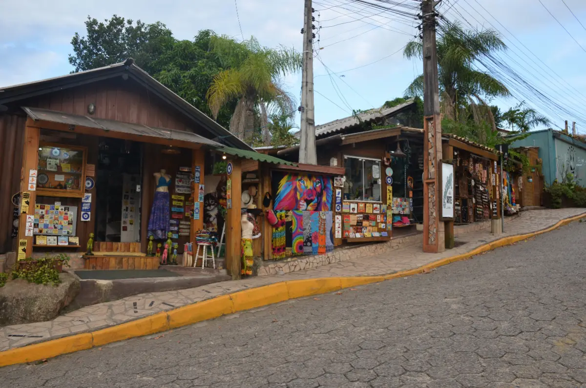 A rua principal do centrinho da Praia do Rosa