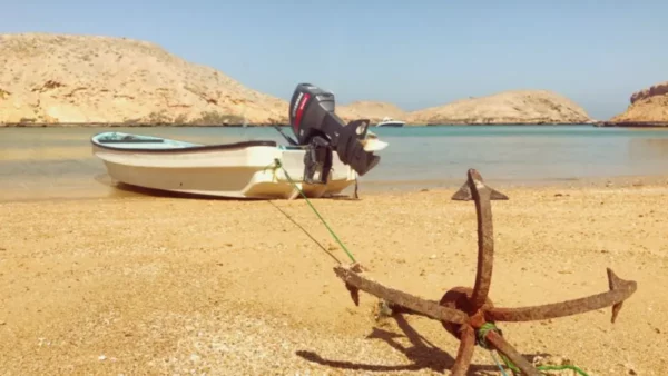 Προσαραγμένη βάρκα με άγκυρα
