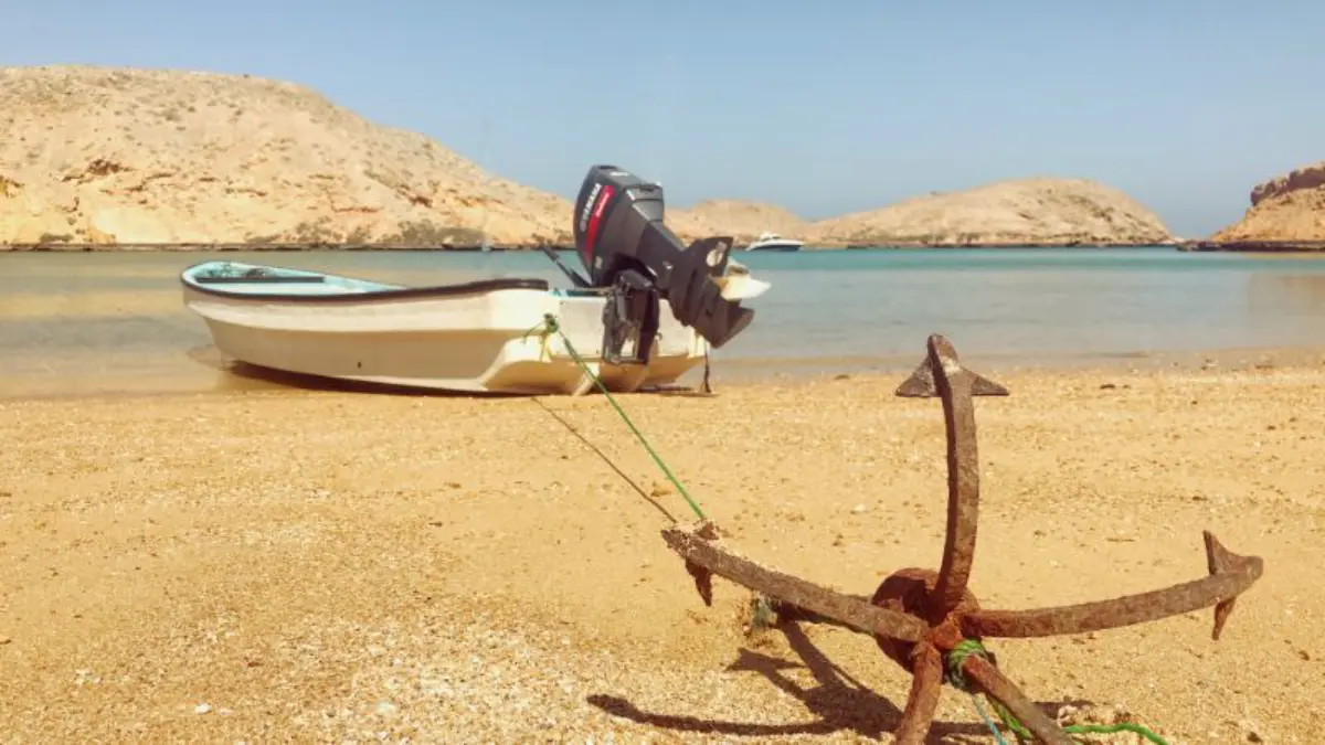 Προσαραγμένη βάρκα με άγκυρα